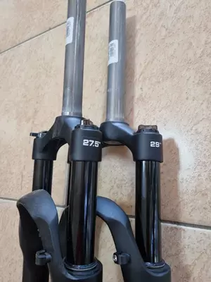 Вилка 29 и 27.5 пружинно-эластомерные с локаутом.
