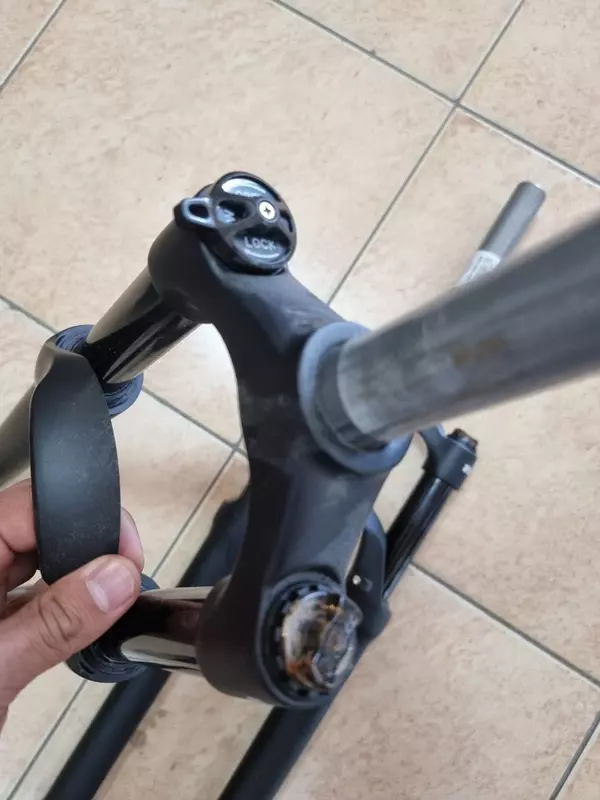 Вилка 29 и 27.5 пружинно-эластомерные с локаутом.