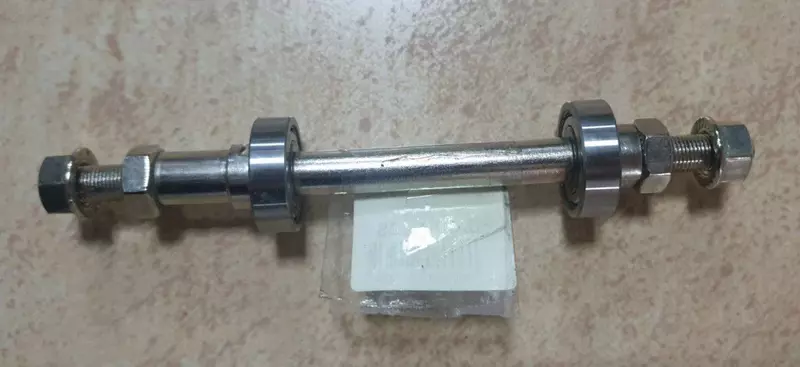 Sanoat rulmanlari bo'lgan murvatlardagi orqa aks