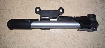 Мини насос с монометром deli DL-QT023 серый.