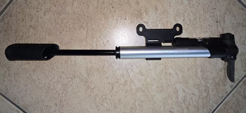 Мини насос с монометром deli DL-QT023 серый.