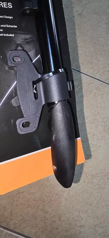 Мини насос с монометром черный.