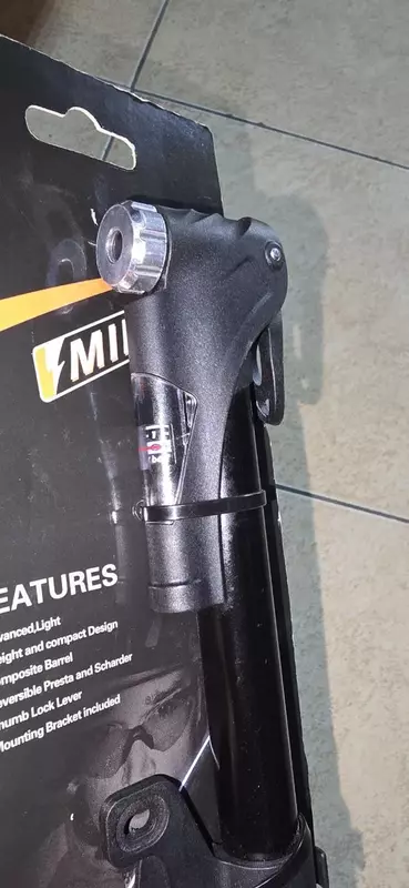 Мини насос с монометром черный.