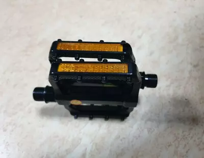 Pedallar AL qora 9,5×7,5, surilishli vtulkalar bilan.