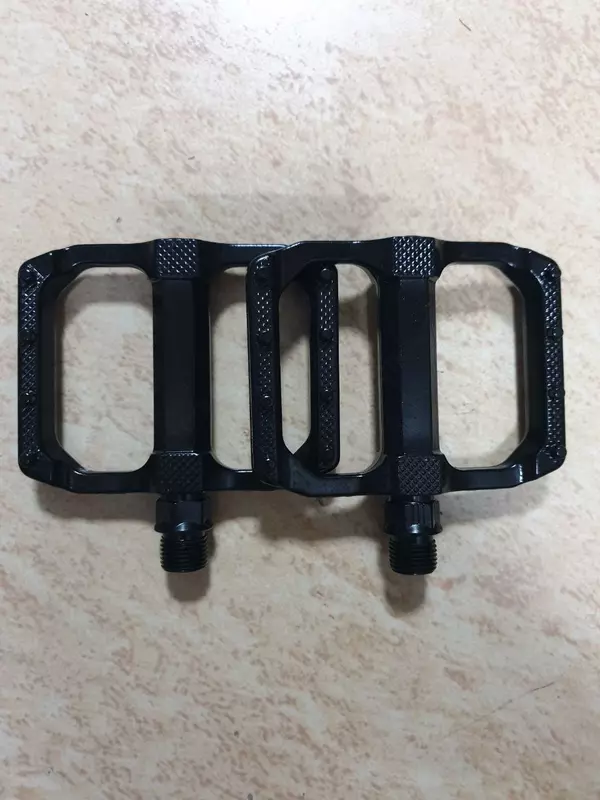 Педали AL черные 9.5х7.5 на втулках скольжения.