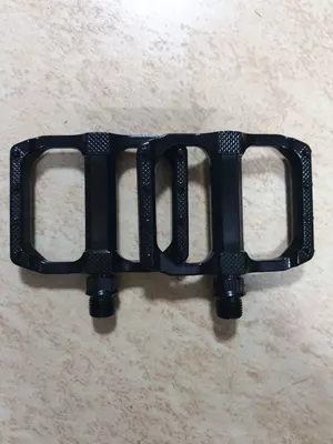 Pedallar AL qora 9,5×7,5, surilishli vtulkalar bilan.