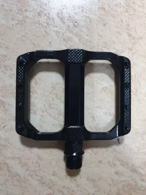 Pedallar AL qora 9,5×7,5, surilishli vtulkalar bilan.