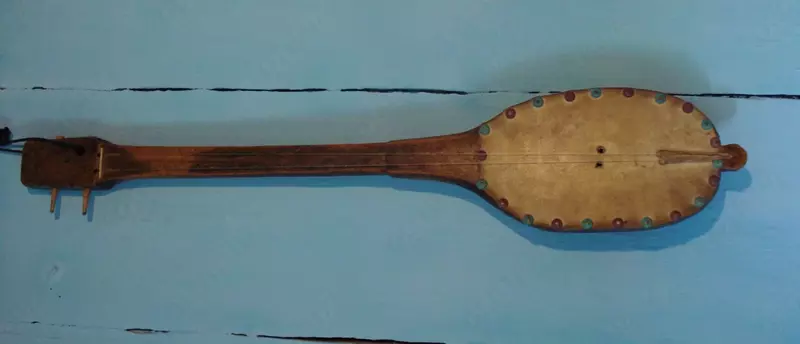 Покупаем старинные национальные музыкальные инструменты