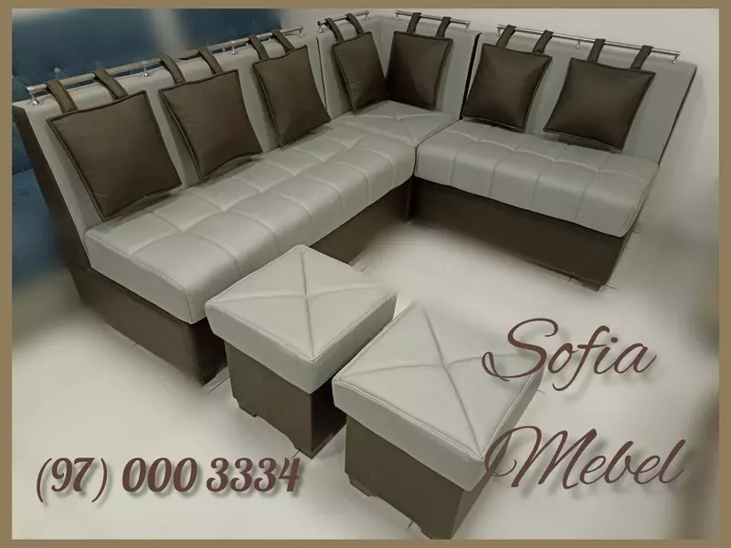 Кухонный уголок с пуфиками