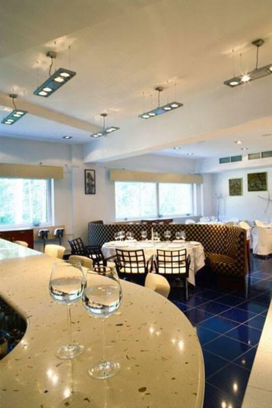 Барная стойка из кварцевого камня