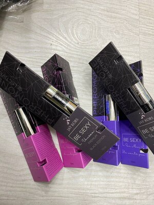 Feromonlari bo'lgan atir JAY KORS BE JINSIY ALOQA