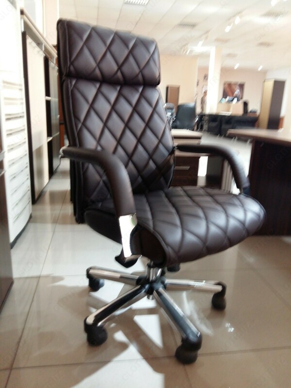 Olmosli ofis uchun stul