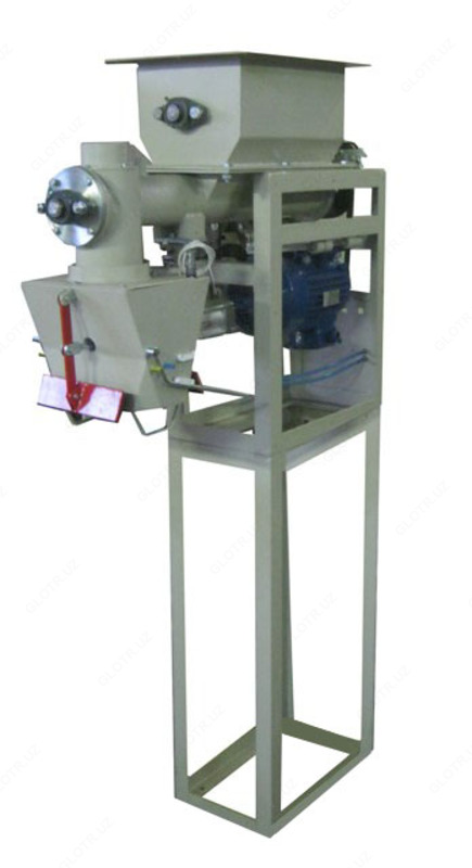 Шнековый дозатор с ворошителем для плохо сыпучих и пылящих продуктов