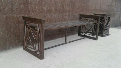 Металлическая скамья с урной