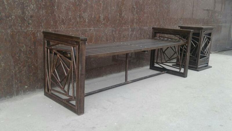 Металлическая скамья с урной