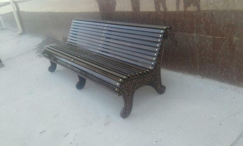 Cкамья с металлической основой и деревянными сидениями