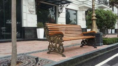 Cкамья с металлической основой и деревянными сидениями №2