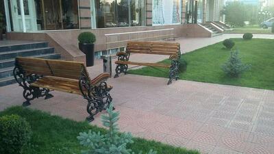 Cкамья с металлической основой и деревянными сидениями №8