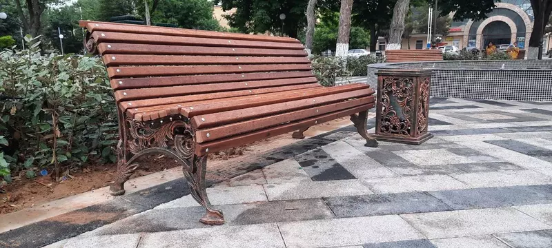 Dizayner orqasi bilan ishlangan temir skameyka