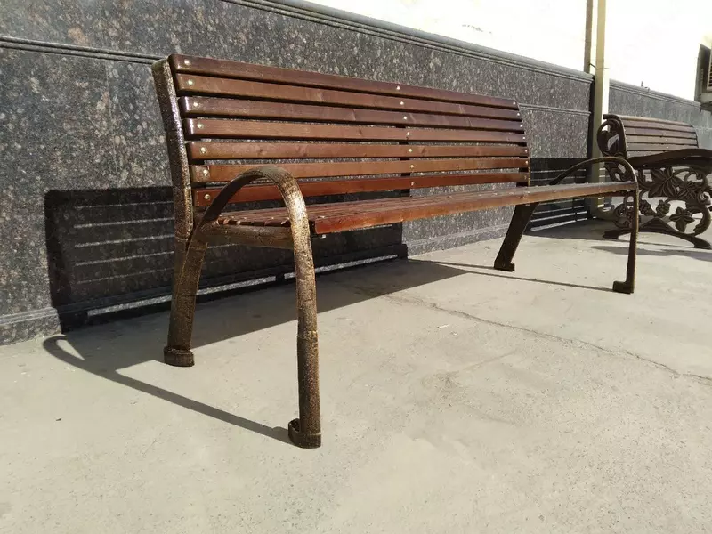 Dizaynerlik forg‘alangan skameyka, orqa suyanchiq va qo‘ltiq bilan