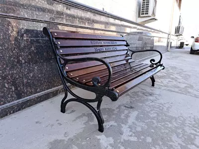 Кованая скамья со спинкой и подлокотником