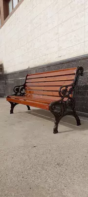 Скамейка с узором по бокам и со спинкой