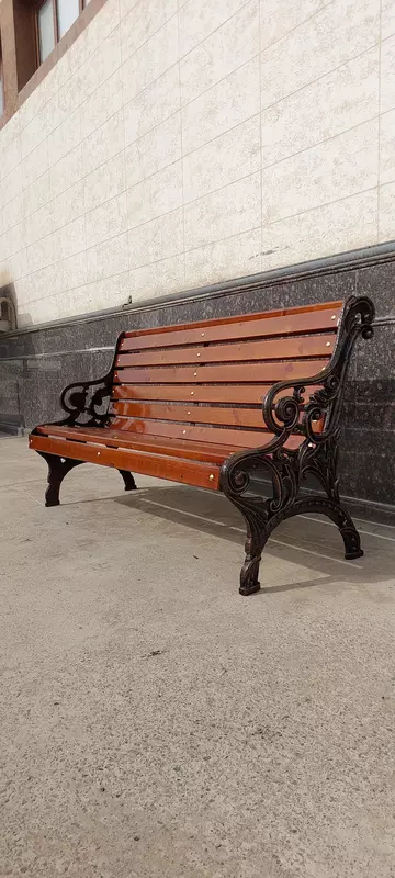 Скамейка с узором по бокам и со спинкой