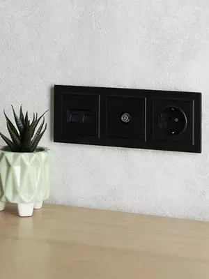 Рамка BRITE 3-местная РУ-3-БрЧ черный IEK