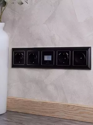 Рамка BRITE 5-местная РУ-5-БрЧ черный IEK