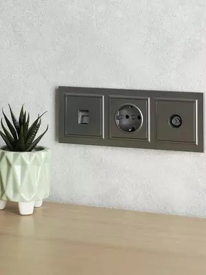 Рамка BRITE 3-местная РУ-3-БрС сталь IEK