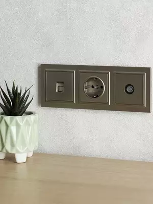 Рамка BRITE 3-местная РУ-3- БрШ шампань IEK