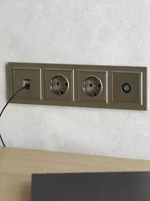 Рамка BRITE 4-местная РУ-4- БрШ шампань IEK