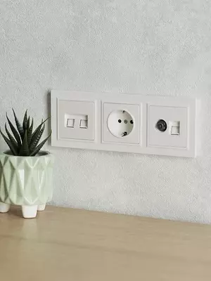 Рамка BRITE 3-местная РУ-3- БрЖ жемчуг IEK