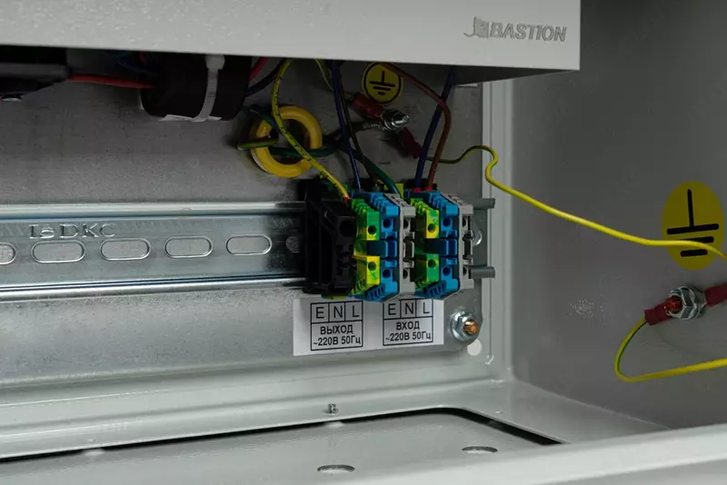 IP65 220В 600Вт 2 АКБ внешние Off-Line синусоида (арт.985) - 13 297 180 сум