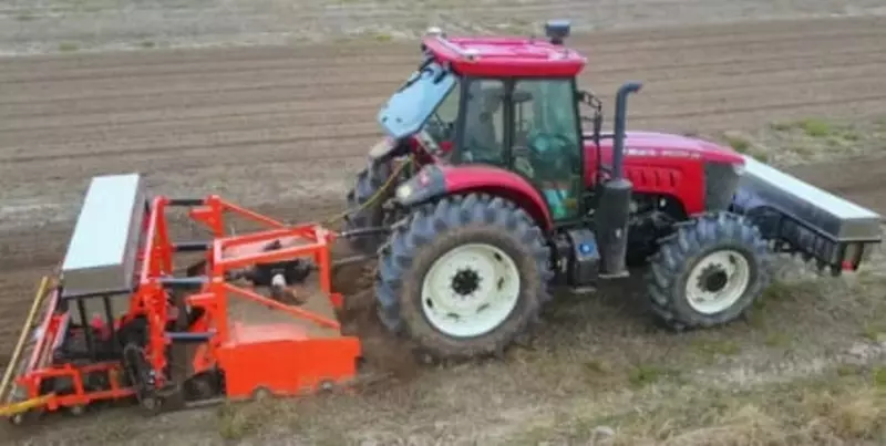 Traktor "FMWORLD" 2204G, 220 ot kuchi, yonilg'i baki 410 l, tezligi 760/850 rpm