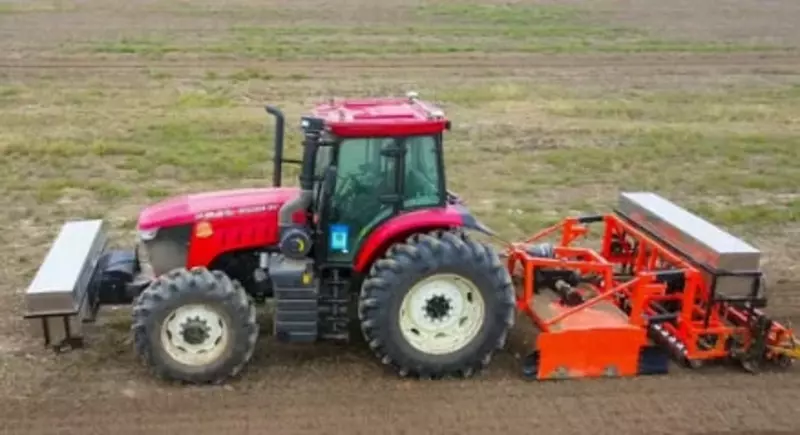 Traktor "FMWORLD" 2204G, 220 ot kuchi, yonilg'i baki 410 l, tezligi 760/850 rpm