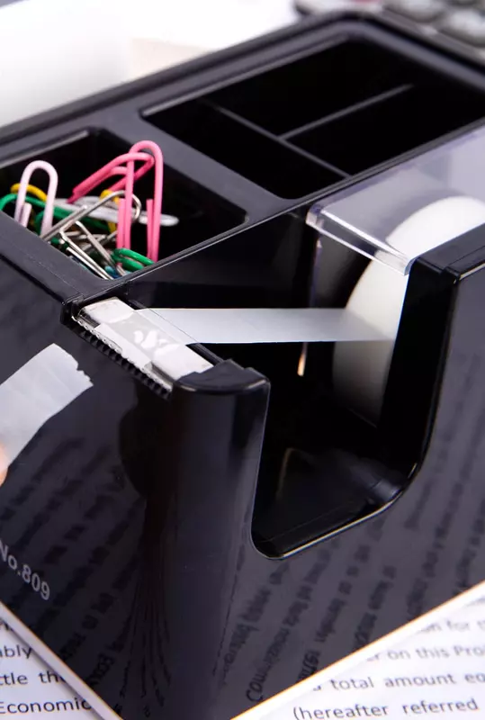   Универсальный диспенсер для канцелярского скотча Deli  лента 18 мм (Арт. - 809) Черный