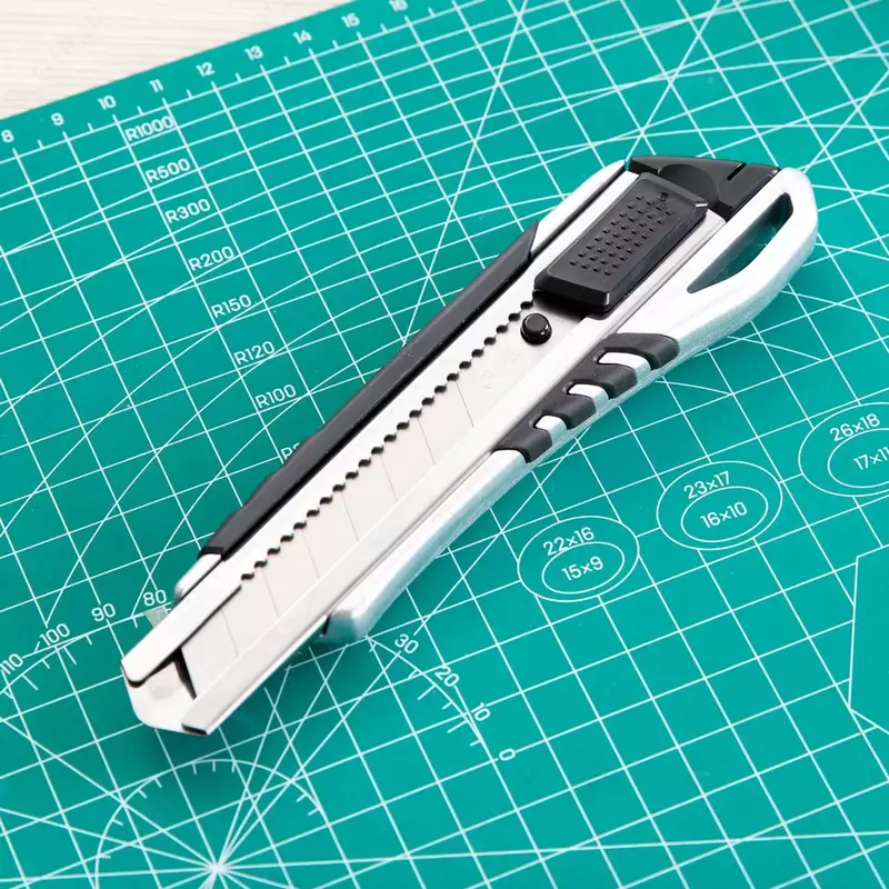  Нож канцелярский Deli  18 мм  усиленный  блистер (Арт. - 2057) Черный/стальной OOO Smart Choice Kans