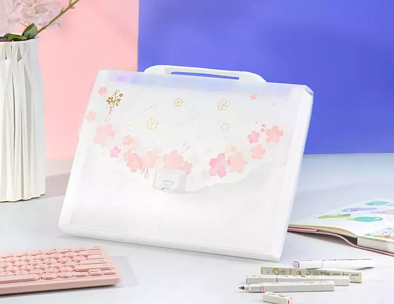   Пластиковая папка-портфолио Deli 13 отд.  330 х 245 х 30 мм  заст. замок (Арт.- 72543) Белая