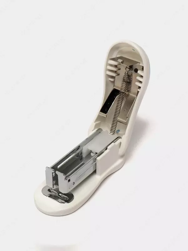  Канцелярский мини-степлер Deli № 24/6  15 листов  карт. уп. (Арт.- 0304bl) Белый/голубой - 