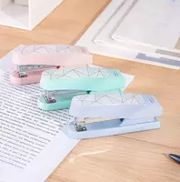  Канцелярский степлер Deli Macaron 402F  № 24/6  25 листов  ПВХ. уп. (Арт.- 0402F) Цв. ассорти Только в розницу