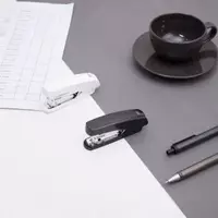  Канцелярский степлер (антистеплер) Deli Essential  № 10  15 листов  карт. уп. (Арт.- 0238) Ассортимент Только в розницу