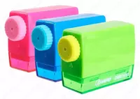 Пластиковая точилка для карандашей Deli Shapo  1 отв  регулятор  d 8 мм  3 цв  уп. блистер (Арт. - 01201-ER) Цв. ассорти