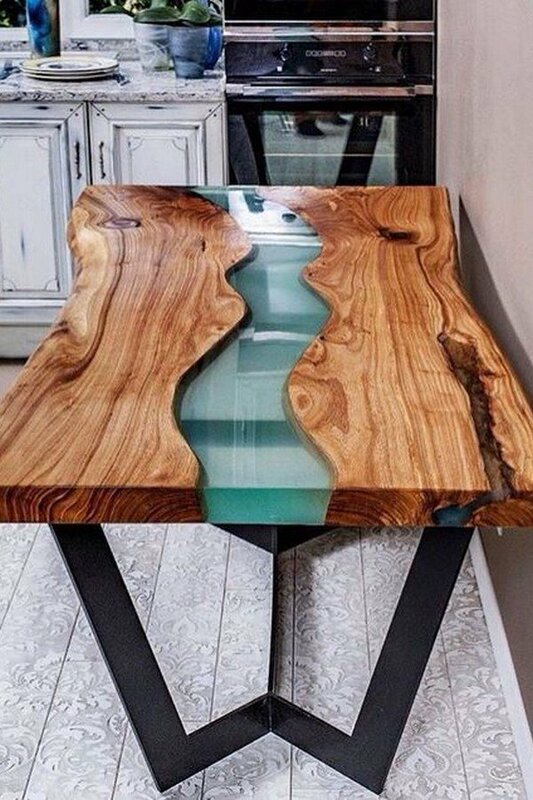 Стол деревянный с эпоксидной смолой