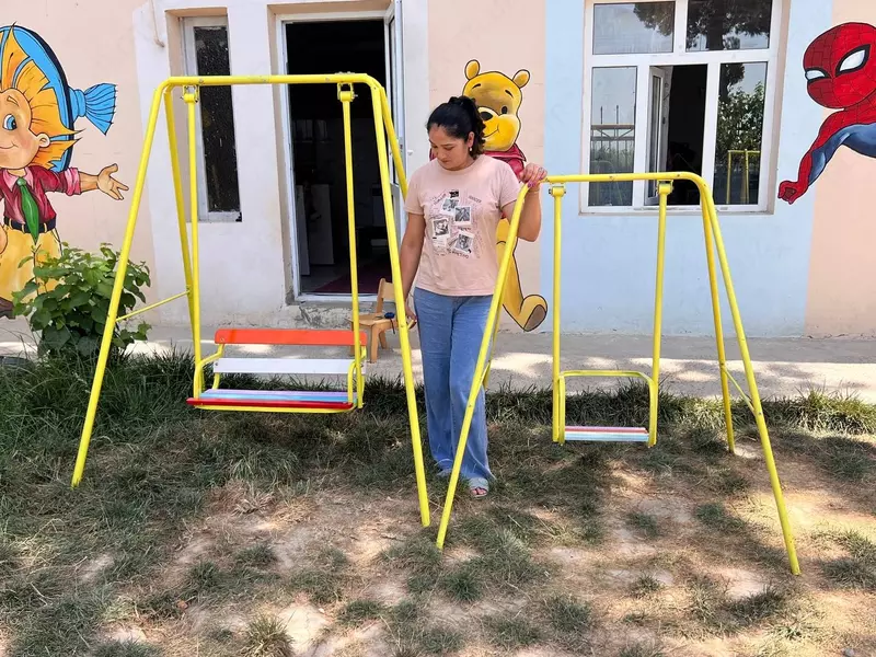 3 kishilik bolalar uchun rangli belanchak. 50-model