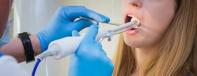 Промывание лакун небных миндалин