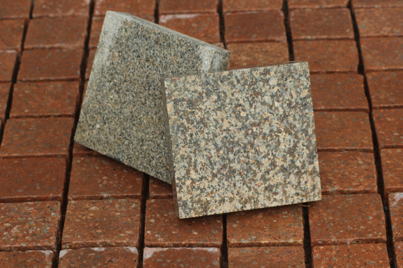 Гранитная брусчатка серого мелкозернистого оттенка