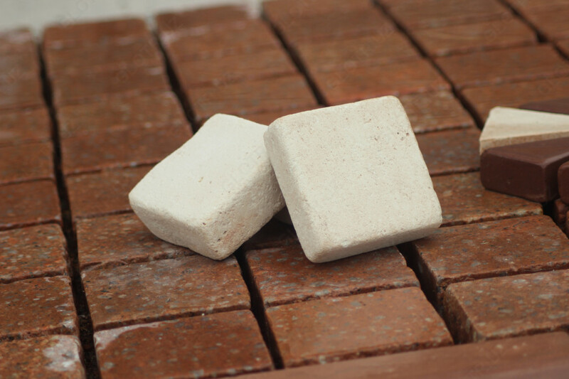 Гранитная брусчатка белого и коричневого цвета