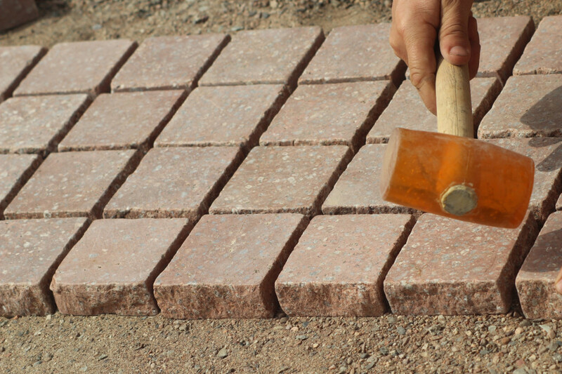 Гранитная брусчатка красного оттенка