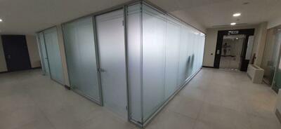 Рекламная туманка на окна с вашим логотипом! оформление..офисный стиль! дает эффект матового стекла! срочно ! дизайн!